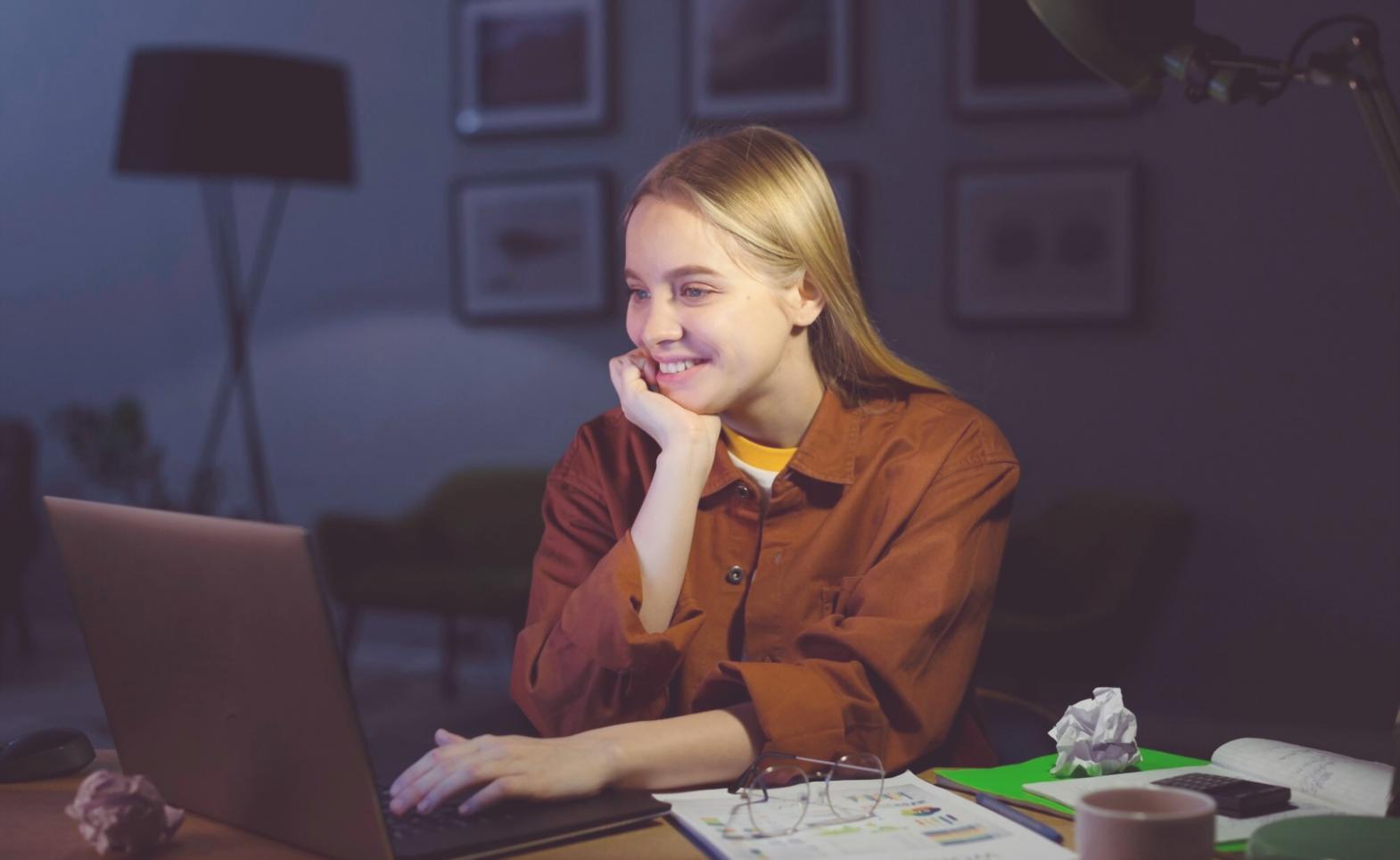 Equipo de profesionales financieros trabajando en estrategias colaborativas de presupuesto
