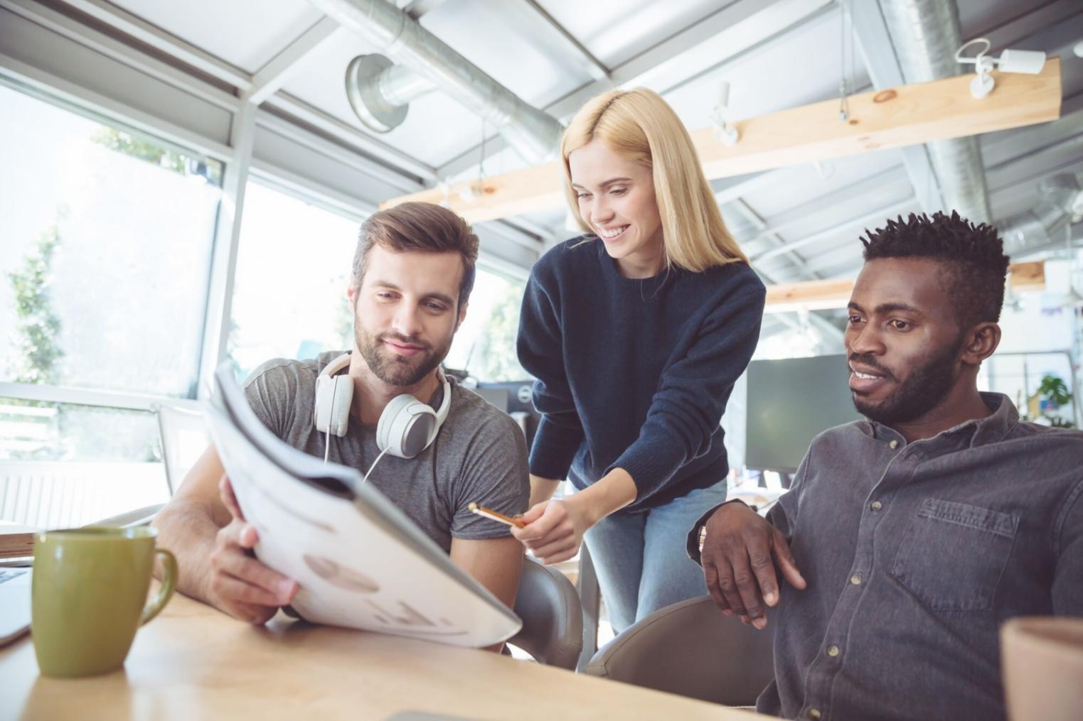 Equipo de mosylenquora trabajando en estrategia financiera